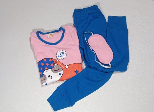 Pijama con antifaz